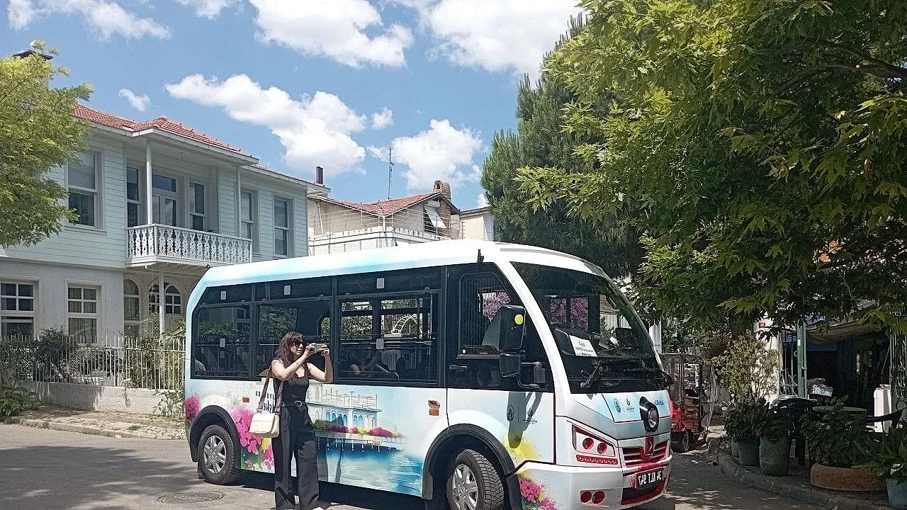 İstanbul-Adalar'da Minibüs Tartışması: Polis ile Vatandaşlar Arasında Gerginlik Yaşandı