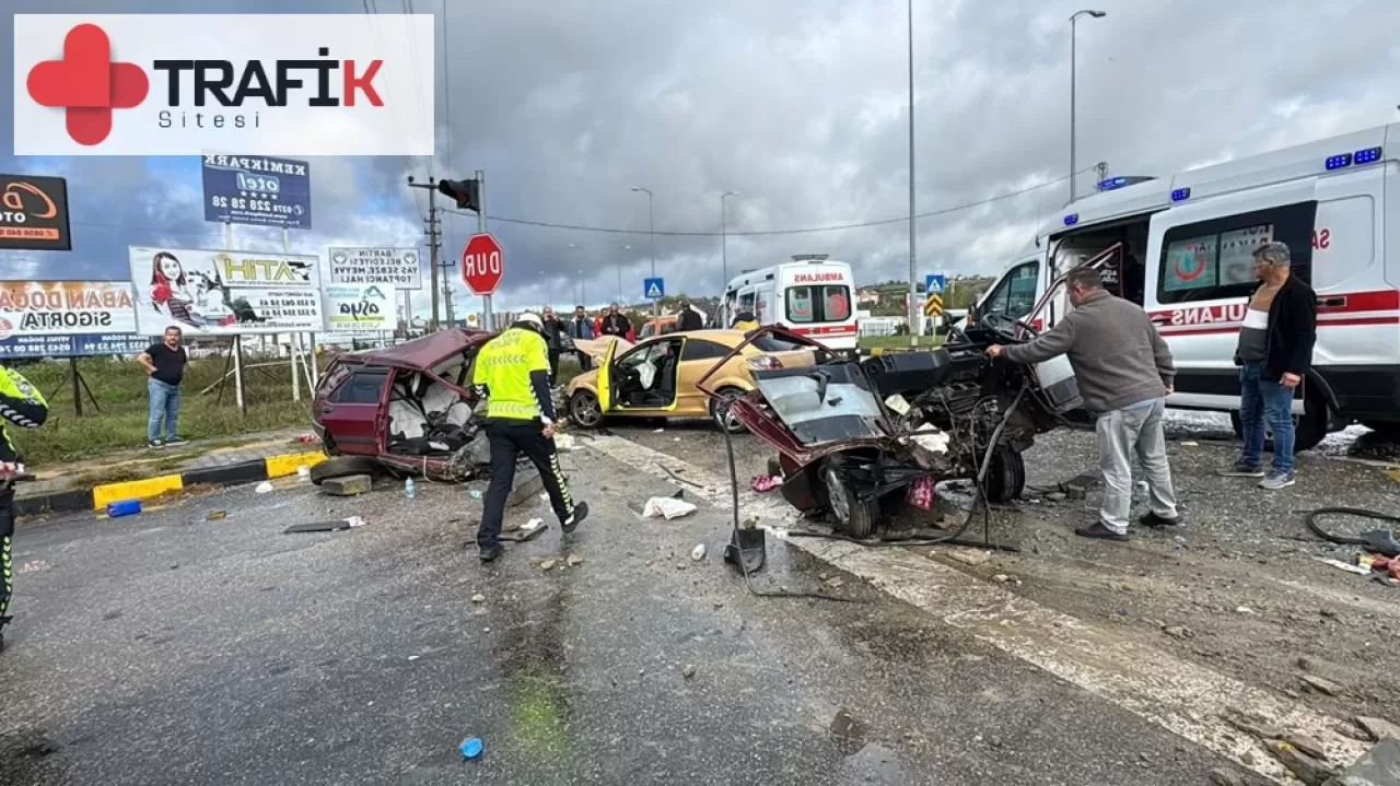 Kavşakta yaşanan korkunç kaza: Otomobil ikiye bölündü