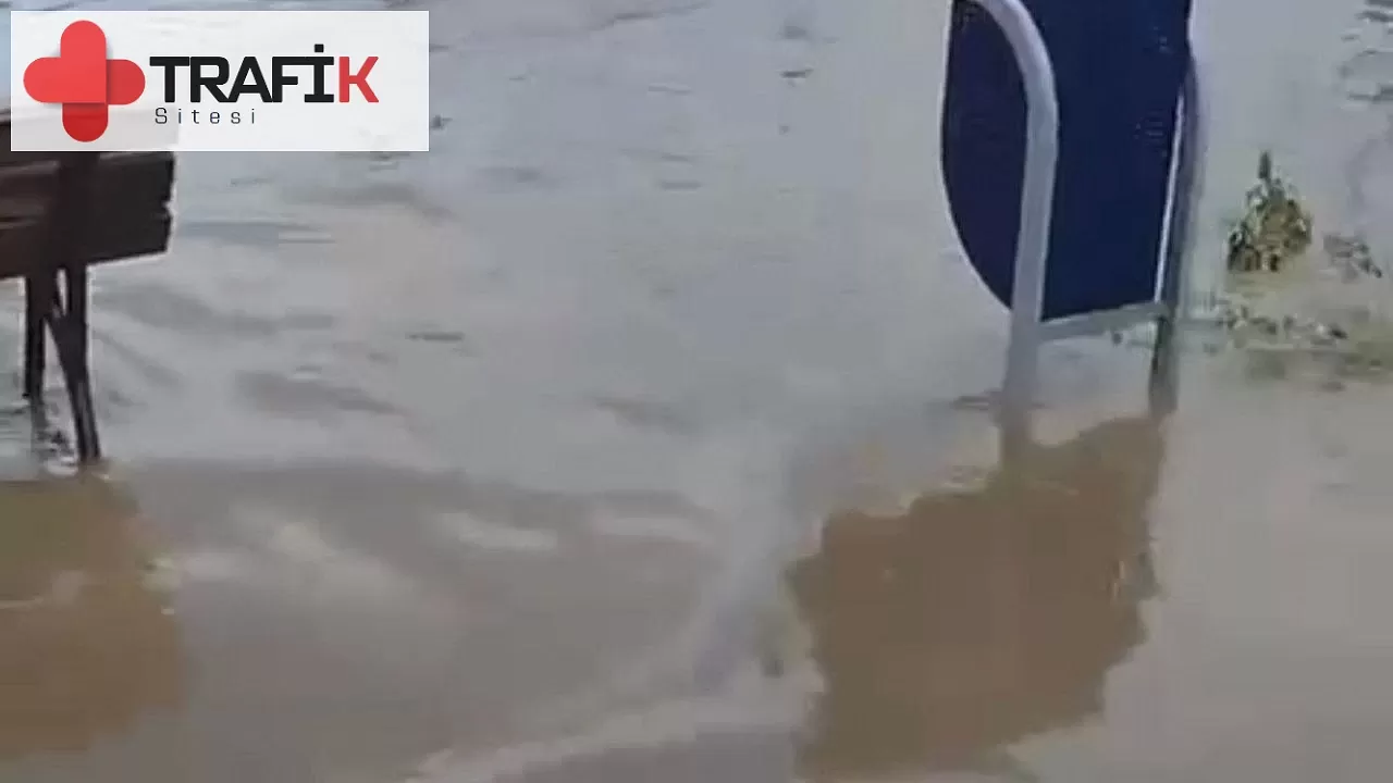 Mudanya'da Sağanak Yağış Trafiği Felç Etti, Belediye Ekipleri Anında Müdahale Etti