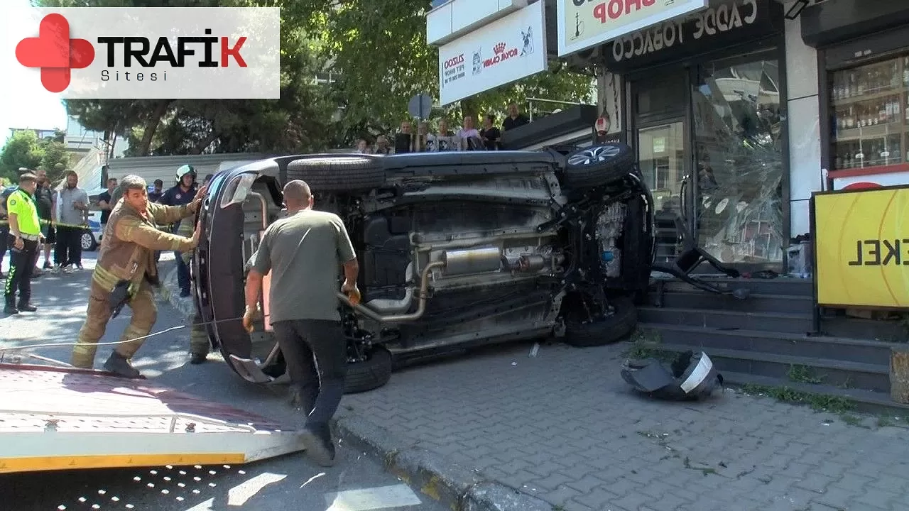 İstanbul- Maltepe’de kontrolünü kaybeden araç dükkana girdi: 3 Yaralı