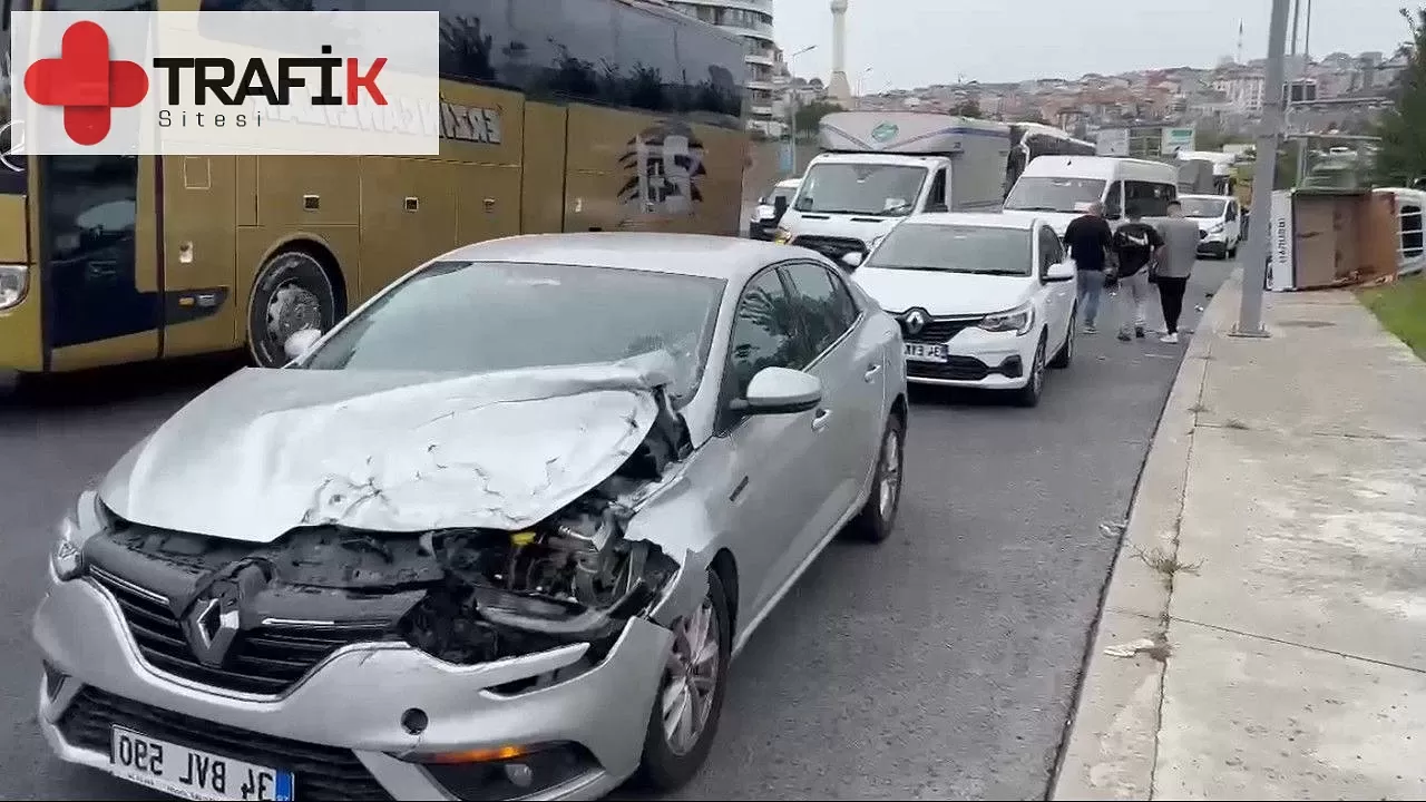 Bağcılar'da Otomobil Kamyonete Çarptı, 3 Yaralı Var