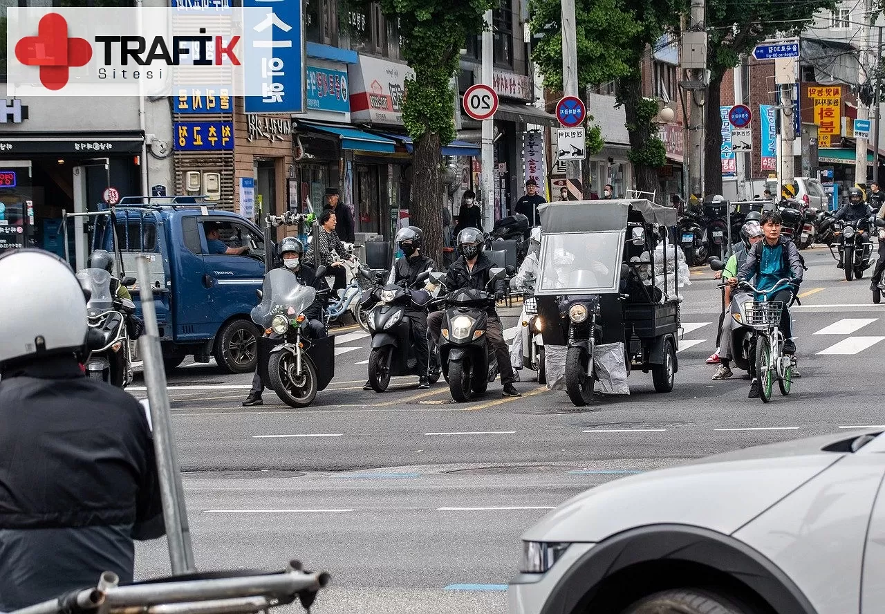 Trafik Görevlisinin Hangi Hareketi Zorunlu Olarak Durmayı Gerektirir?