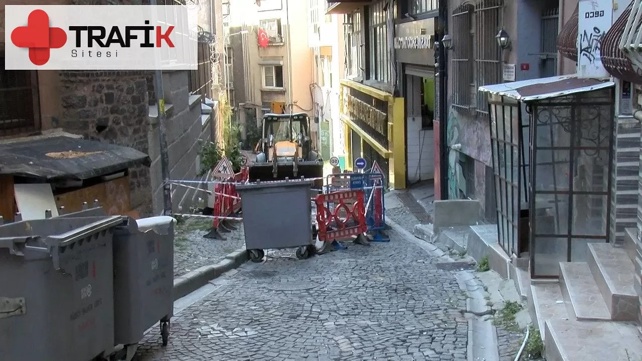 İstanbul Beyoğlu'nda Yol Çöktü, Trafikte Aksaklık Yaşanıyor