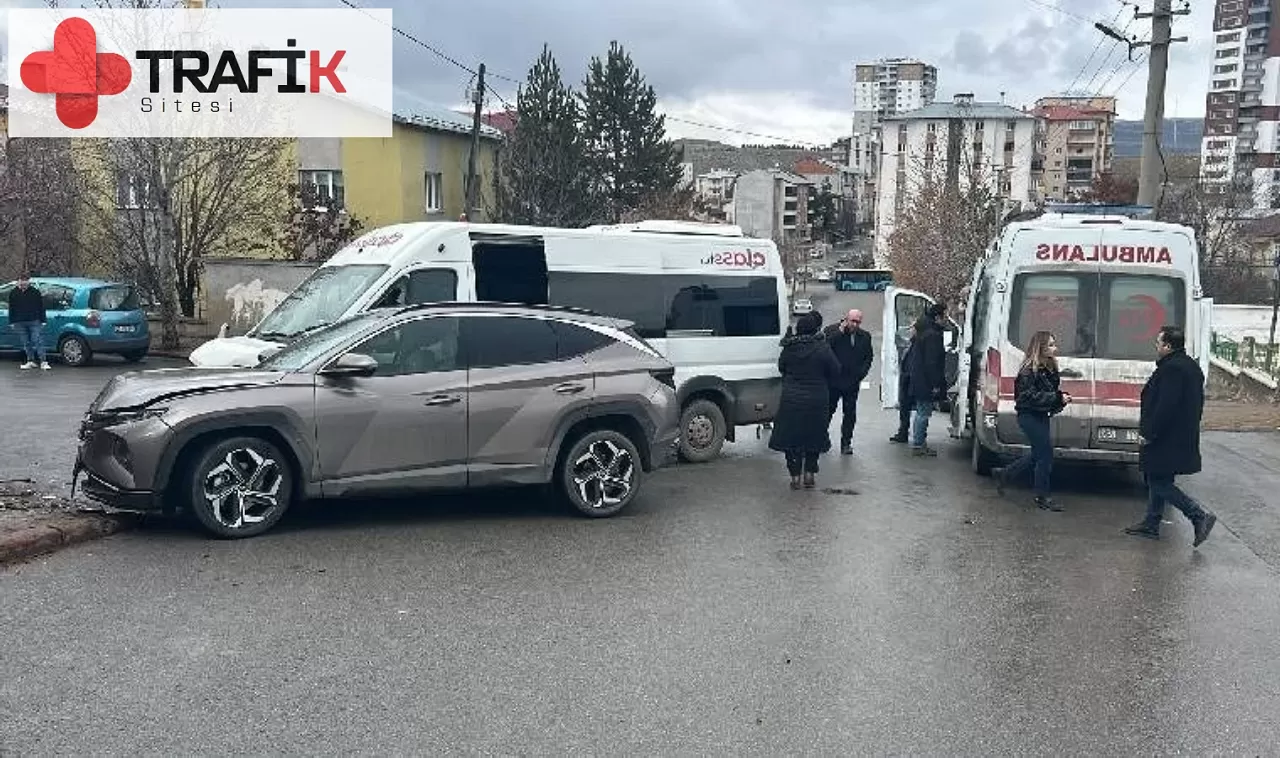 Sivas'ta Okul Servisi ile Cip Çarpıştı: Yaralılar Var!