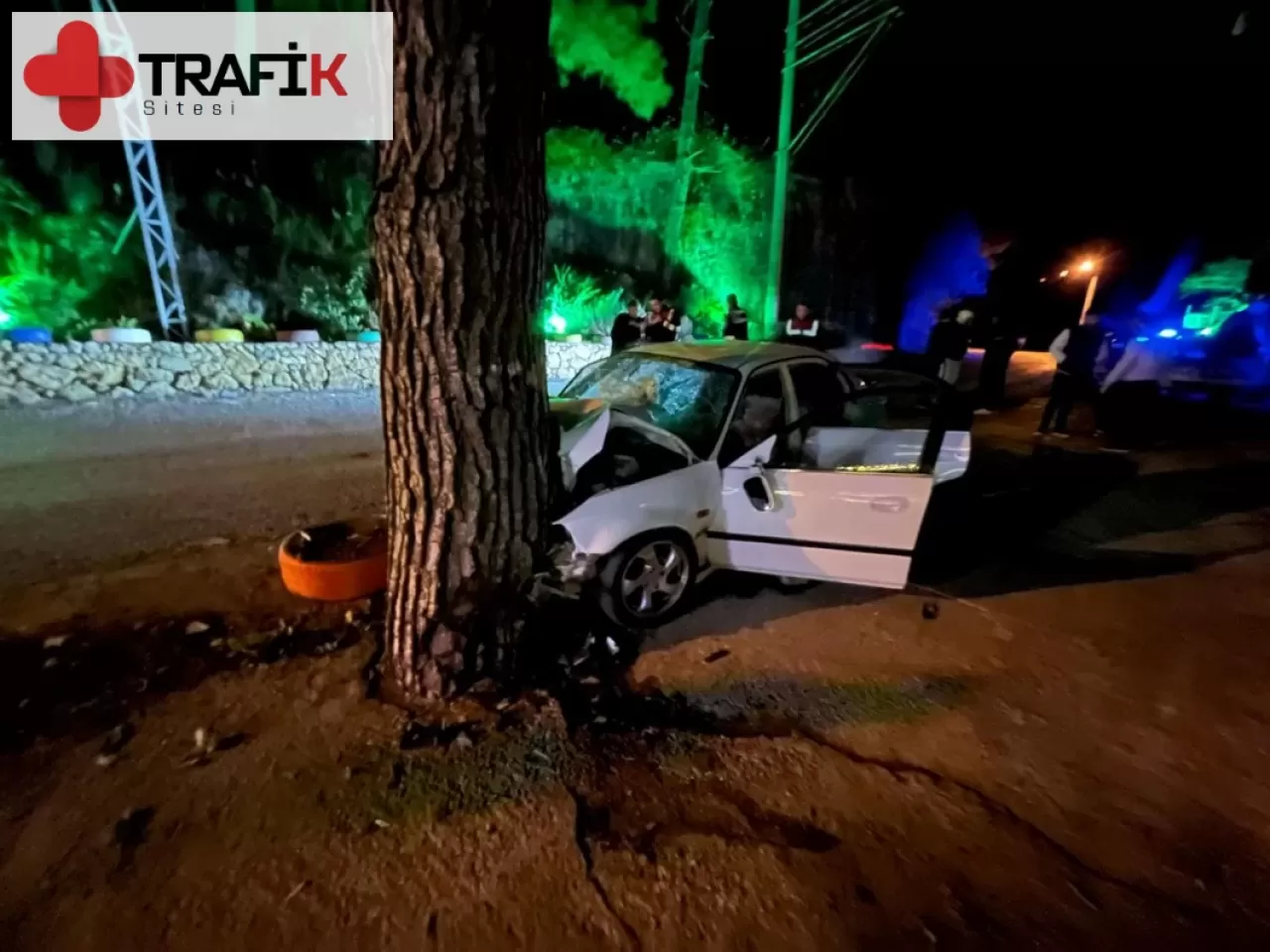 Alanya'da ağaca çarpan otomobilde 1 kişi hayatını kaybetti, 3 kişi yaralandı