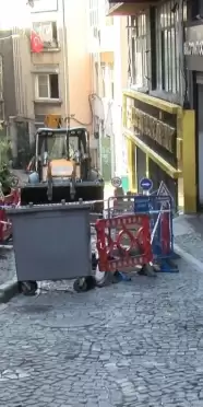 İstanbul Beyoğlu'nda Yol Çöktü, Trafikte Aksaklık Yaşanıyor