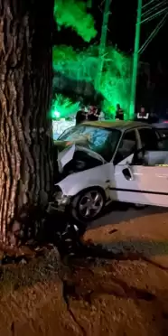 Alanya'da ağaca çarpan otomobilde 1 kişi hayatını kaybetti, 3 kişi yaralandı