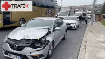 Bağcılar'da Otomobil Kamyoneti Çarptı, 3 Yaralı Var