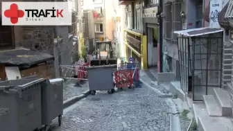 İstanbul Beyoğlu'nda Yol Çöktü, Trafikte Aksaklık Yaşanıyor