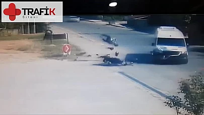 Akyazı'da Minibüsle Çarpışan Motosiklet Sürücüsü Ağır Yaralandı, Kaza Anı Kamerada