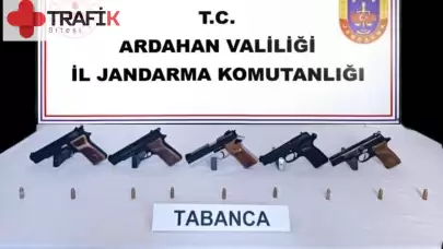 Ardahan'da Otomobilde 5 Adet Ruhsatsız Tabanca Bulundu