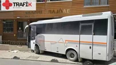 İstanbul'da Servis Aracı Binaya Çarptı, Olayda Yaralılar Var