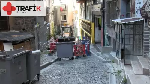 İstanbul Beyoğlu'nda Yol Çöktü, Trafikte Aksaklık Yaşanıyor