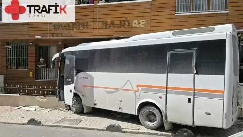 İstanbul'da Servis Aracı Binaya Çarptı, Olayda Yaralılar Var