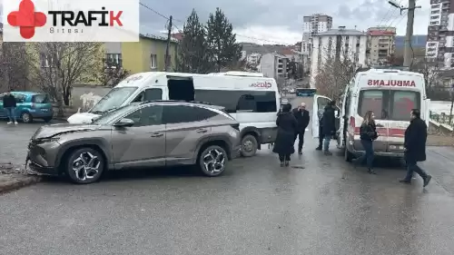 Sivas'ta Okul Servisi ile Cip Çarpıştı: Yaralılar Var!