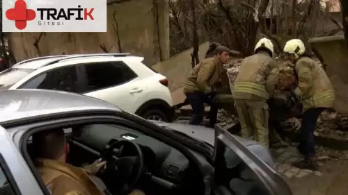 İstanbul'da Siteler Bölgesinde Otomobilin Üzerine İstinat Duvarı Çöktü!