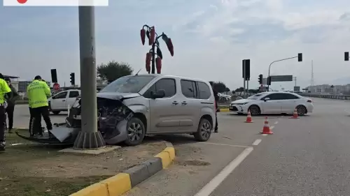 Gaziantep'te Otomobil ile Hafif Ticari Araç Kaza Yaptı: 2 Yaralı