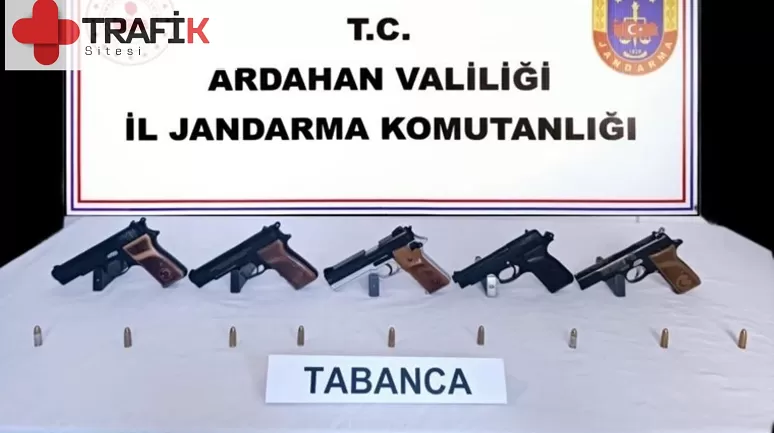 Ardahan'da Otomobilde 5 Adet Ruhsatsız Tabanca Bulundu