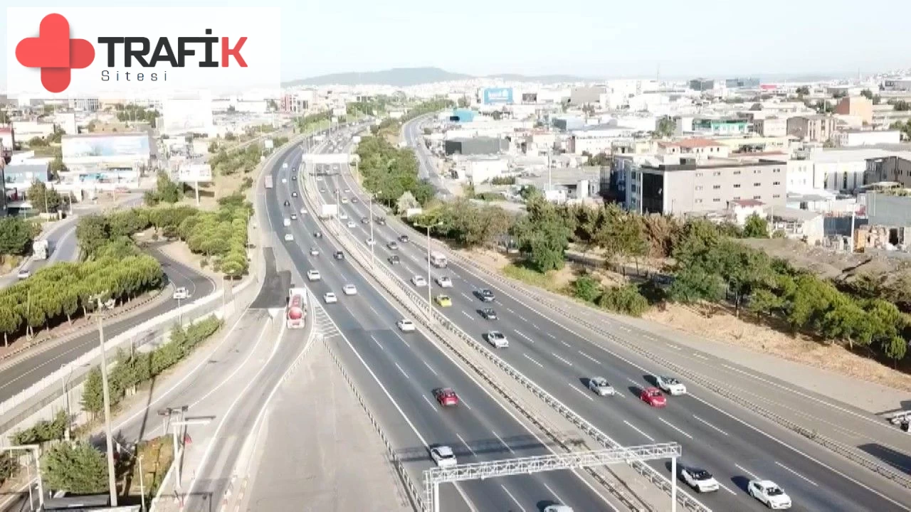 İstanbul'a Dönüş Trafiği Mahmutbey ve Çamlıca Gişelerinde Yoğunlaşıyor