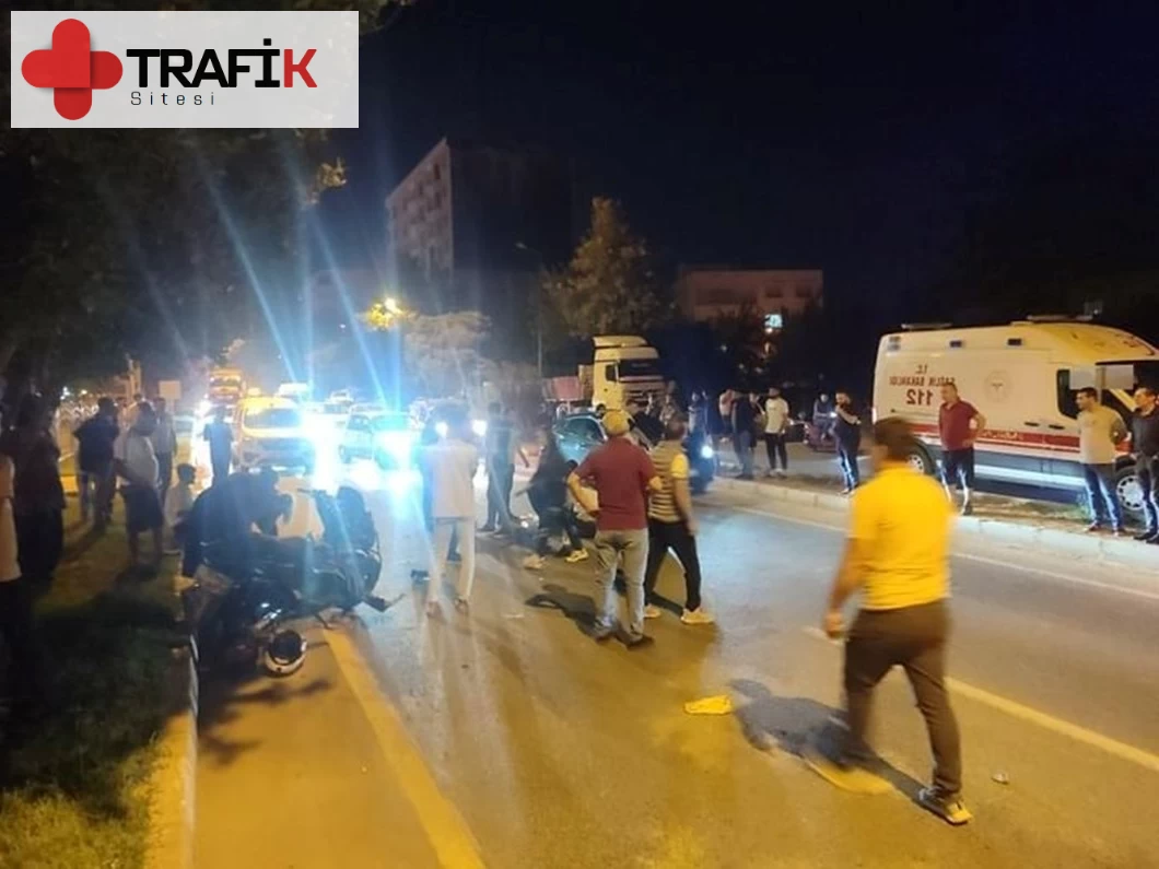 İki motosiklet çarpıştı, kaza sonucu 3 kişi yaralandı