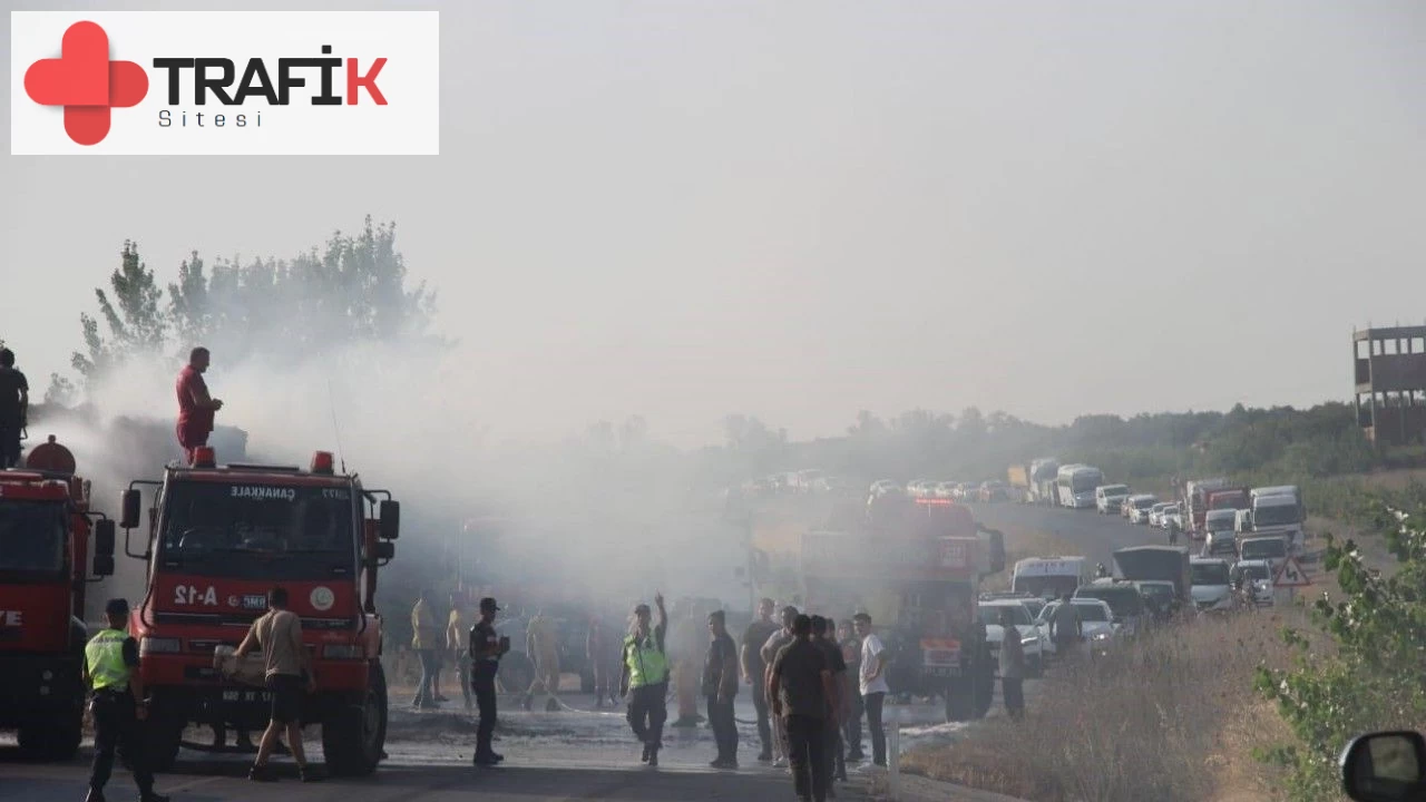 Çanakkale'de Saman Yüklü TIR'ın Dorsesi Alev Aldı