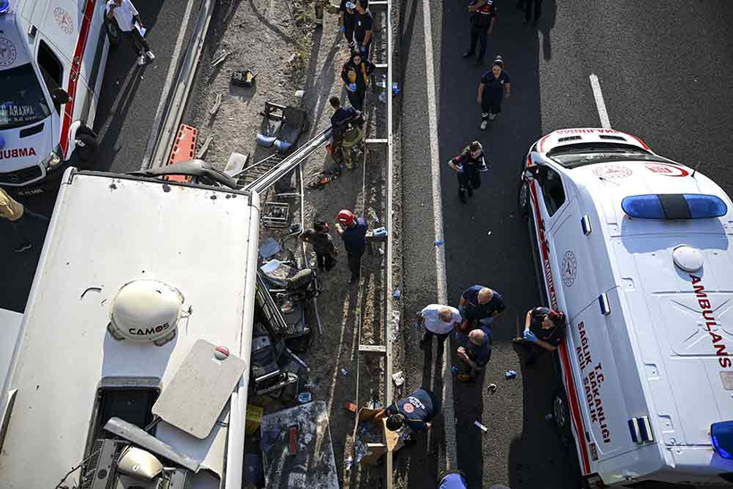 Ankara'da katliam gibi kaza: Yolcu otobüsü köprüye saplandı - Resim : 2