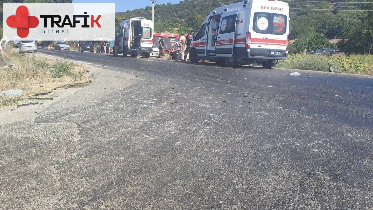 Bursa'da İki Otomobil Çarpıştı: 2'si Bebek 9 Yaralı!