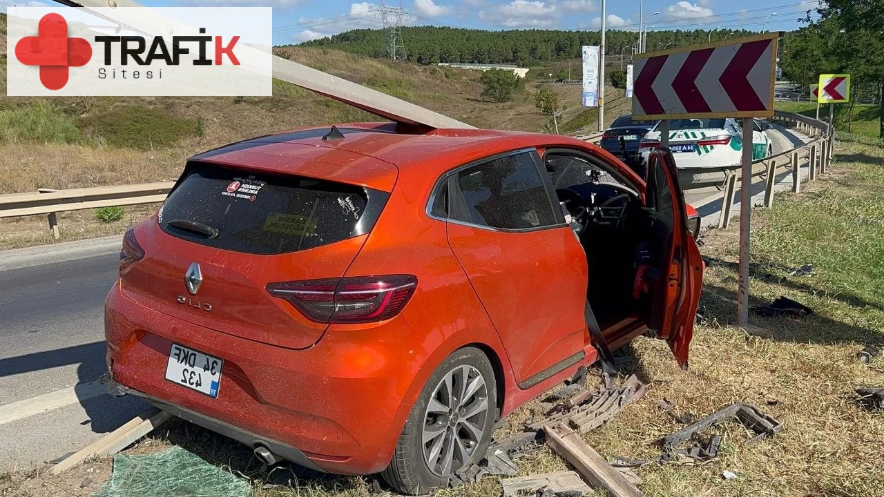 Pendik'te Otomobil Bariyerlere Çarptı, 2 Kişi Yaralandı