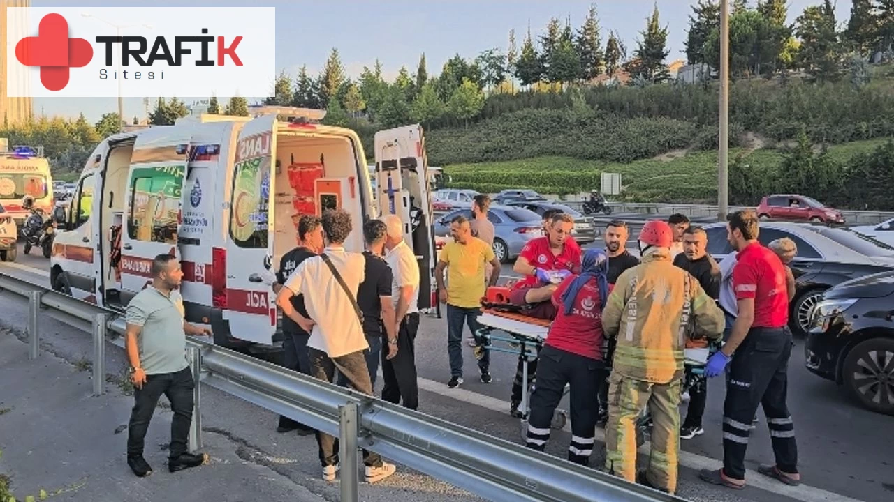 İstanbul Bağcılar'da Arıza Yapan Araca Çarpan Hafif Ticari Araçta 5 Yaralı!