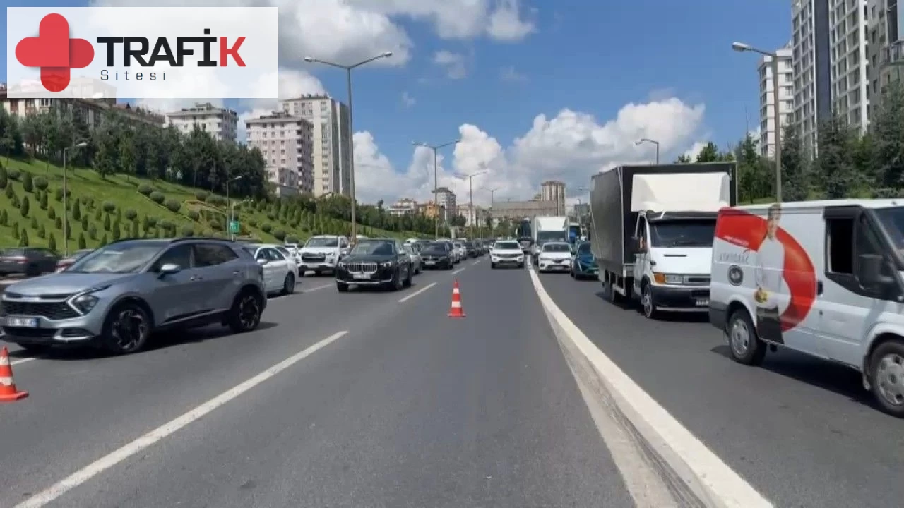 İstanbul- TEM Otoyolu'nda kamyonet devrildi; trafik durma noktasına geldi