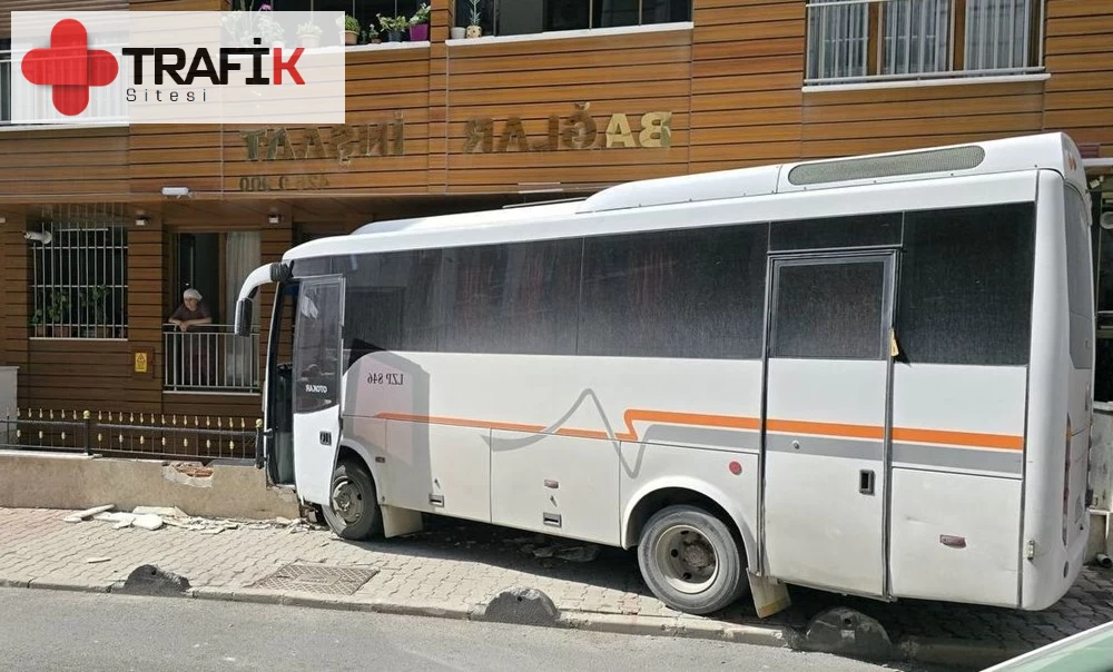 İstanbul'da Servis Aracı Binaya Çarptı, Olayda Yaralılar Var