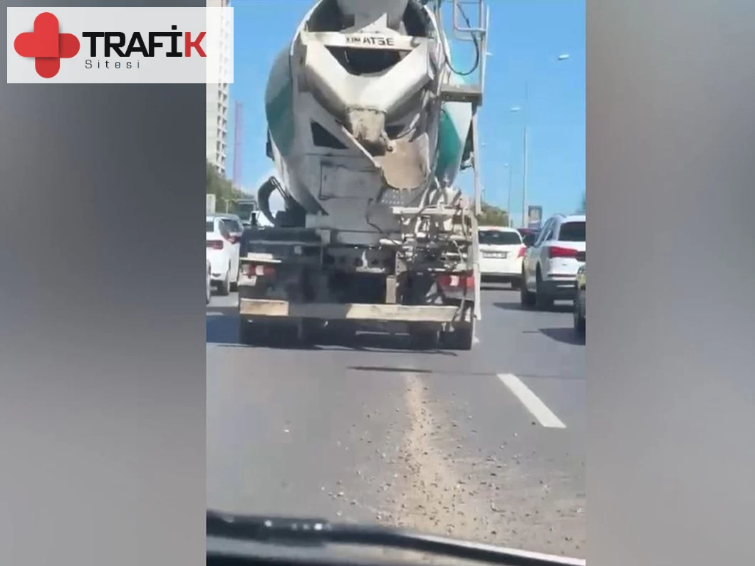 İstanbul'da Beton Mikseri Sürücüsüne Yola Harç Döktüğü İçin Ceza Kesildi!