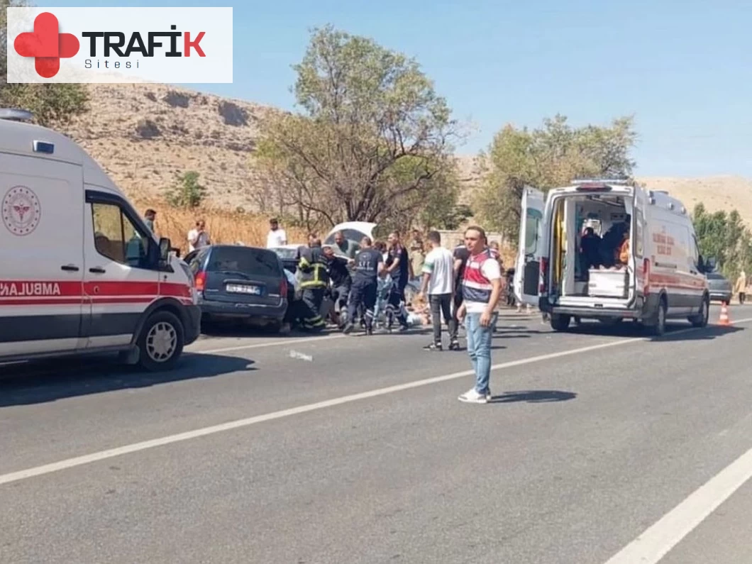 Mardin'de Meydana Gelen Trafik Kazasında 12 Kişi Yaralandı