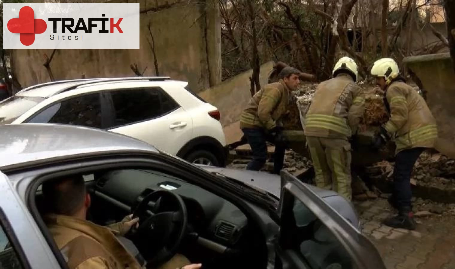 İstanbul'da Siteler Bölgesinde Otomobilin Üzerine İstinat Duvarı Çöktü!