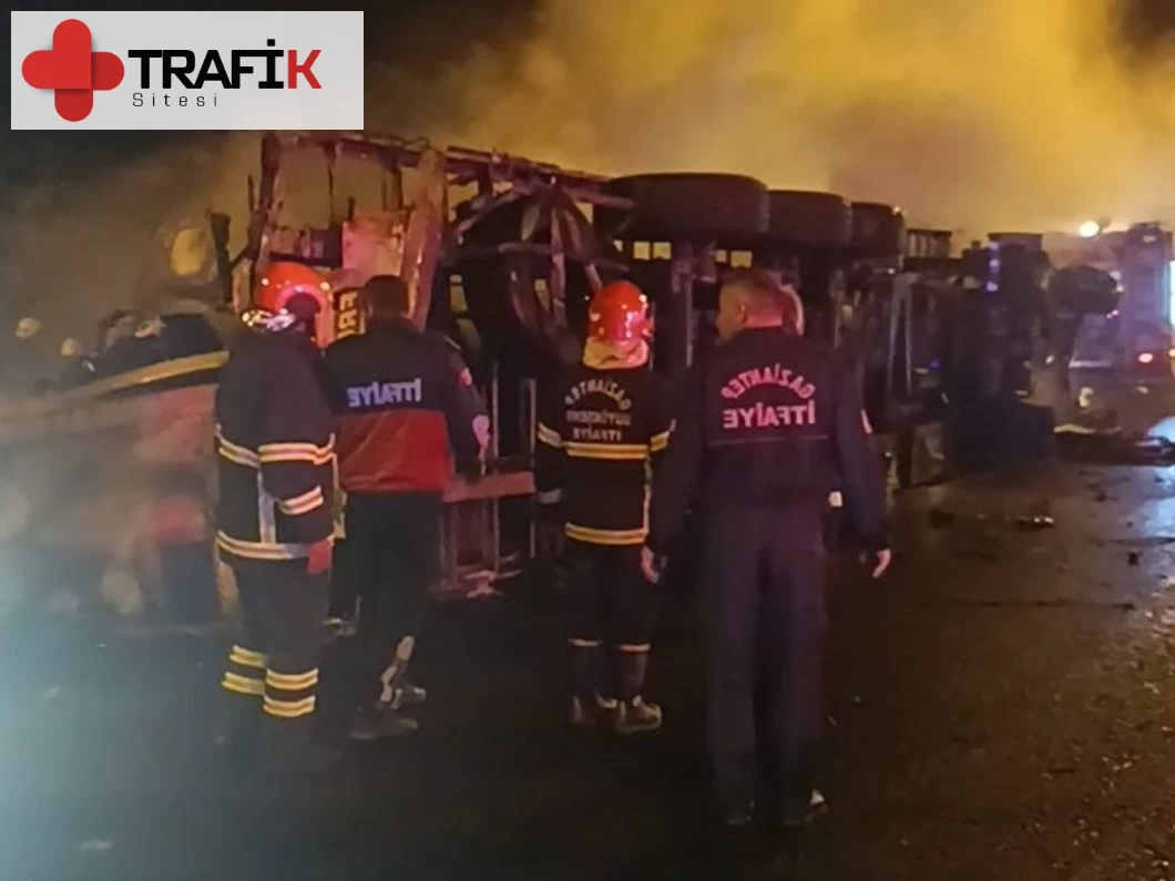 "Gaziantep'te Zincirleme Kaza: 1 Ölü, 19 Yaralı Olay Yerindeki İncelemeler Devam Ediyor"